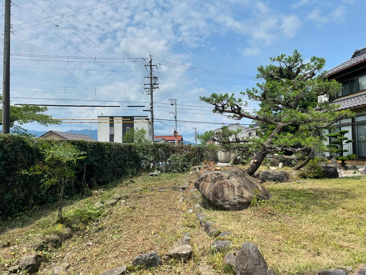 長年手入れされていなかった樹木の剪定と伐採の方をさせて頂きま...