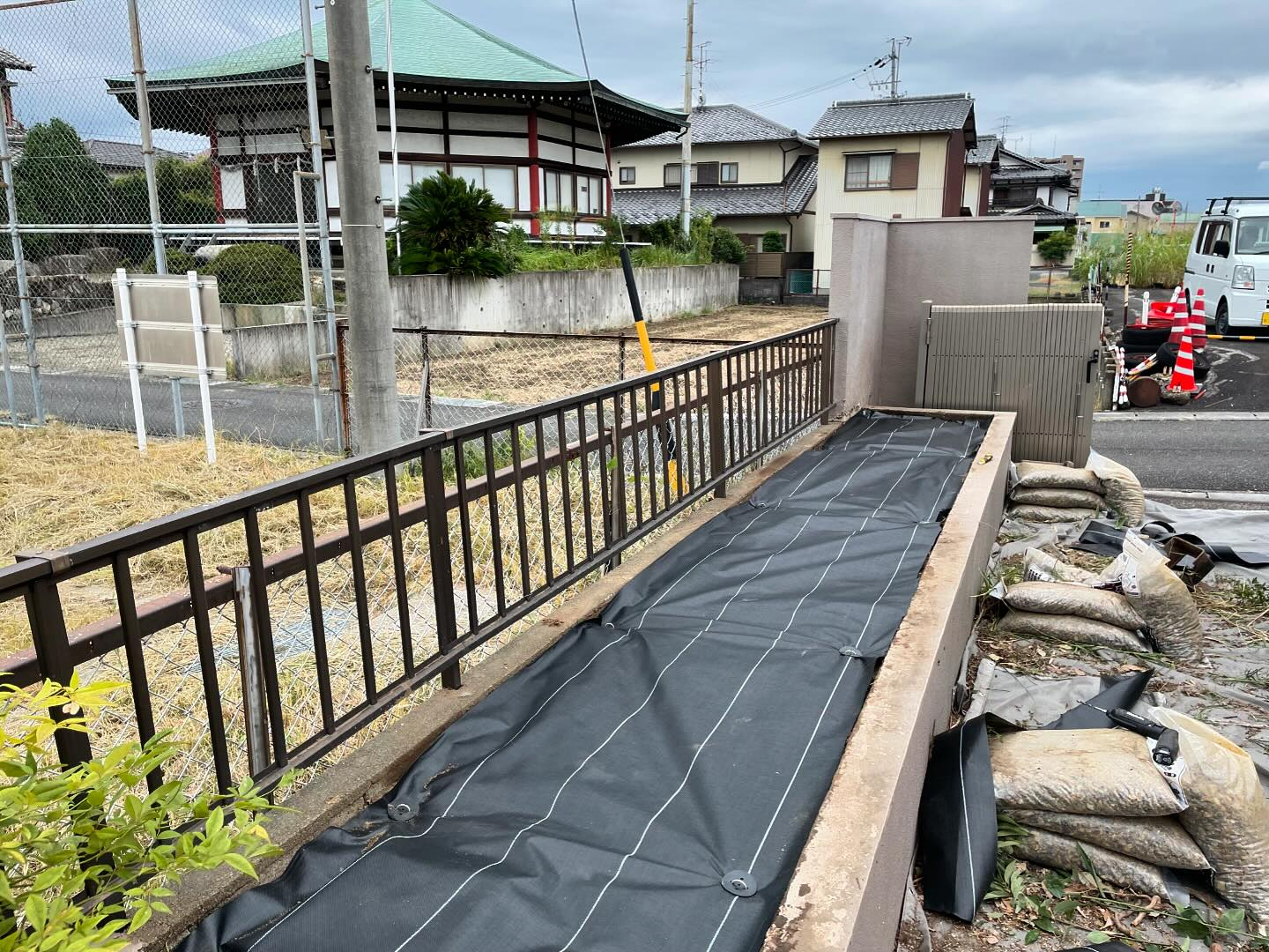 🏡✨樹木の撤去及び防草シート敷設、そして砂利敷き工事を無事に...